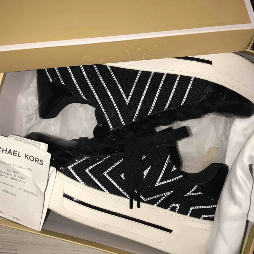 Fina Michael kors skor med högre sula  Storlek 39 Köpta i somras och använda fåtal gånger Kvitto, dustbag + låda finns. Skor.