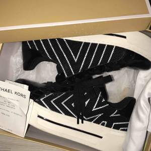 Fina Michael kors skor med högre sula  Storlek 39 Köpta i somras och använda fåtal gånger Kvitto, dustbag + låda finns