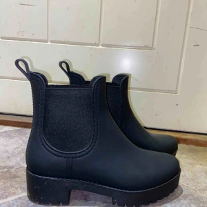 Stövlar - Snyggaste regnbootsen! 😫 tyvärr är de snäppet försmå för mig och jag ska beställa nya i rätt storlek men måste få dessa sålda först! Jeffree Campbell skor köpta i USA men nypriset ca 700kr. Verkligen de finaste bootsen!!! 😉