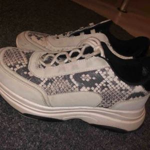  - Skor vita med lite mönster  Snöre saknas på en dock  Använda i våras så ändå bra skick!  