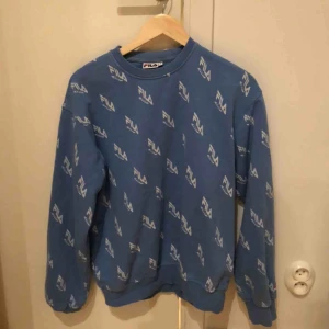  - Säljer denna jättefina och coola tröjan. En utav mina favoriter men har tyvärr glömts bort. Köparen står för frakt. 