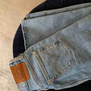 Levis jeans - Jenas ifrån Levis Stolek: 25 Aldrig använda  Därav bra skick! Nypris: 1245 Säljer för: 600 Köparen står för frakt 