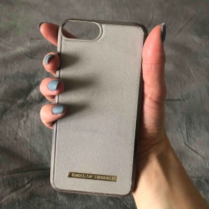  - Mobilskal från Ideal Of Sweden. Använt och sönder i hörnet. Obs köparen står för frakten