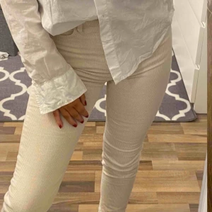  - (Inte mina bilder) Manchesterbyxor från h&m i storlek xs. Mycket sparsamt använda, så i bra skick. Kan fraktas men köparen betalar.