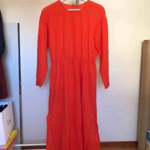  - Jättefin klänning! Köparen står för frakt eller hämtas i Örebro. 