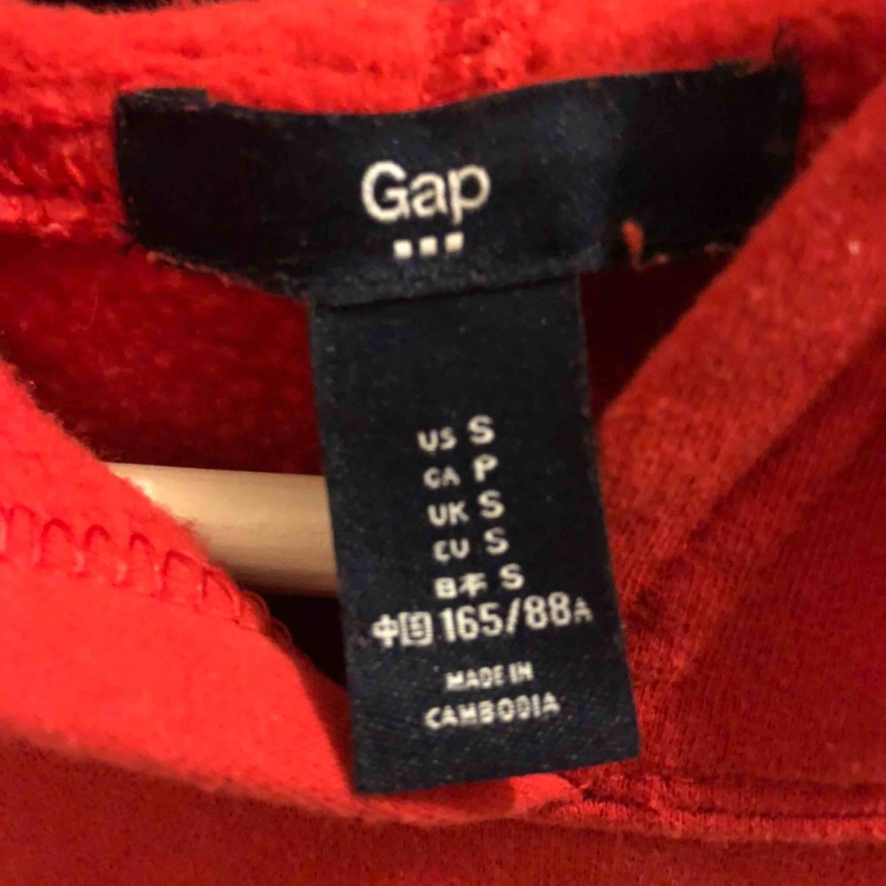 äkta röd gap tröja i mysigt material köpt i USA, använd fåtal ggr och för liten för mig ( jag är 165 cm lång, 49 kg ). Frakt på 66kr tillkommer ☺️. Huvtröjor & Träningströjor.
