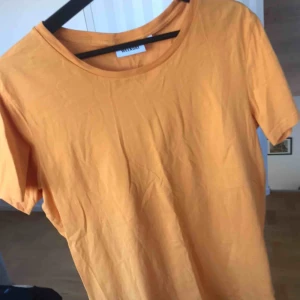  - Gul basic t-shirt från weekday. Kan skickas