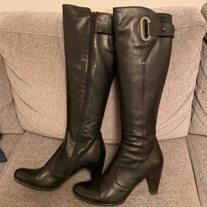  - Snygga svarta stövlar i skinn stl 40. Klackhöjd 8 cm. Köparen står för frakt eller om du vill hämta dom hos mig går det oxå bra. 