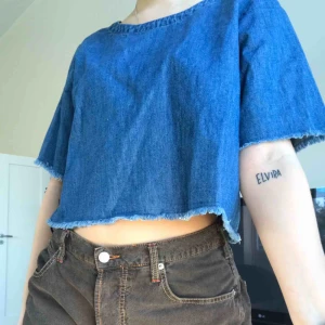  - Svincool jeanscroptop som inte kommit till användning. Den är alltså i toppenskick!