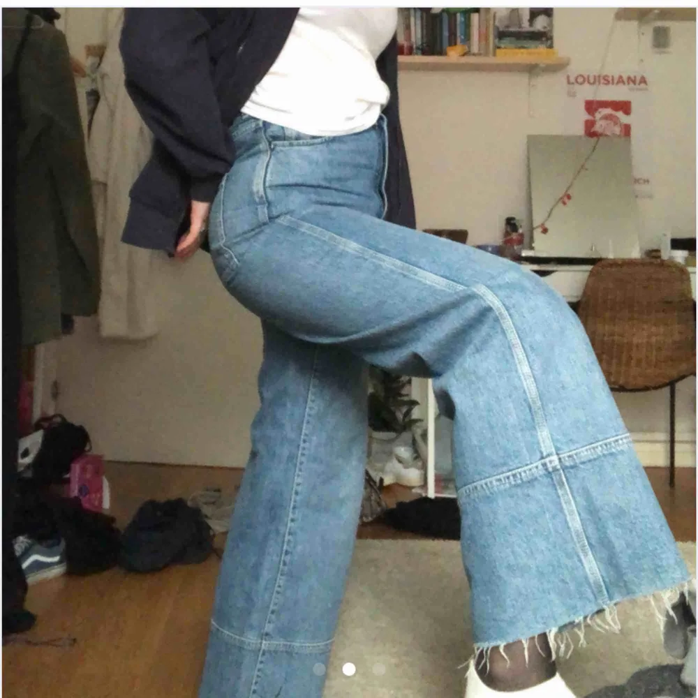 Snygga jeans som är vid i modellen, knappt använda, fint skick🤗. Jeans & Byxor.