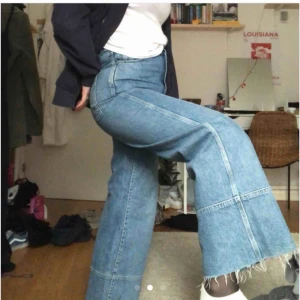  - Snygga jeans som är vid i modellen, knappt använda, fint skick🤗
