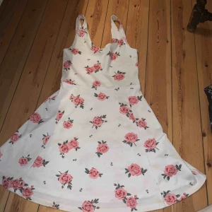  - Jätte fin oanvänd sommar klänning  Väldigt skön i materialet helt oanvänd