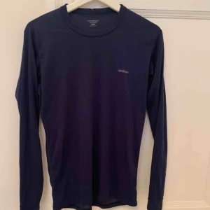  - Patagonia. Underkläder. Perfekt för ski. Strl S/M. Mörkt blå. 