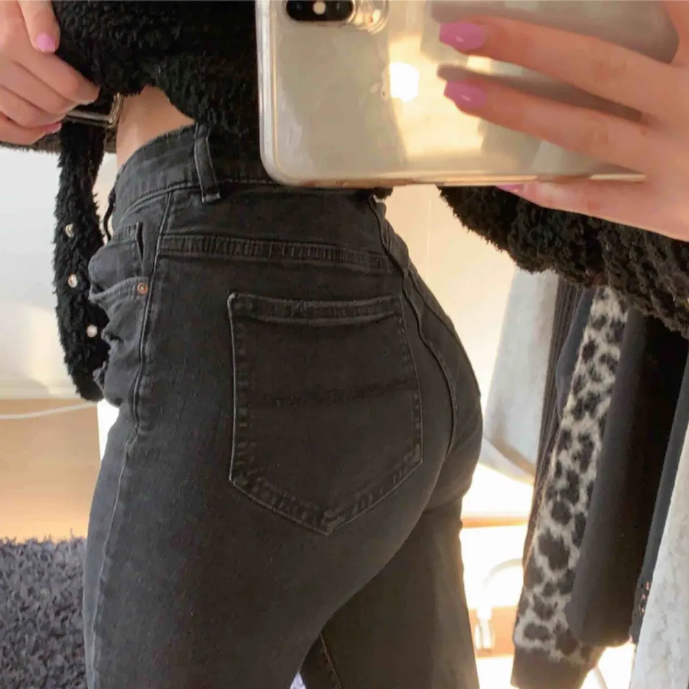 Säljer ett par as snygga svarta jeans från H&M i storlek 36. (jag är 1.63 cm och jag brukar vika upp dom. Jeansen har hål vid varje knä och även slitningar . Passar som en xs/s hör av er för fler bilder💜 . Jeans & Byxor.