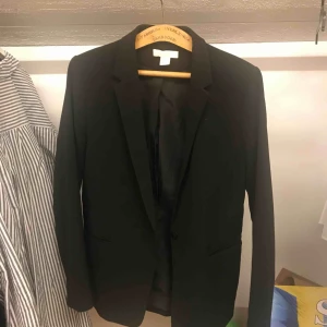  - Svart kavaj i storlek 42 som passar utmärkt på en medium men kan vara snyggt på en small så den blir mer oversize. Frakt tillkommer🌻