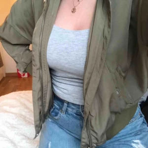  - Skön tunn bomber jacka, perfekt till sen sommarkväll eller till våren ✨ Sparsamt använd