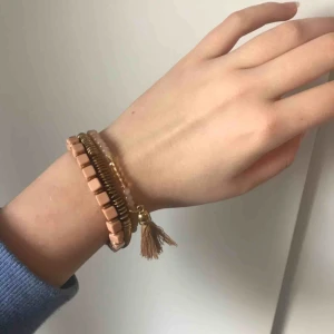  - Set med tre armband. Det guldiga är väldigt stort. Frakt 19kr✨