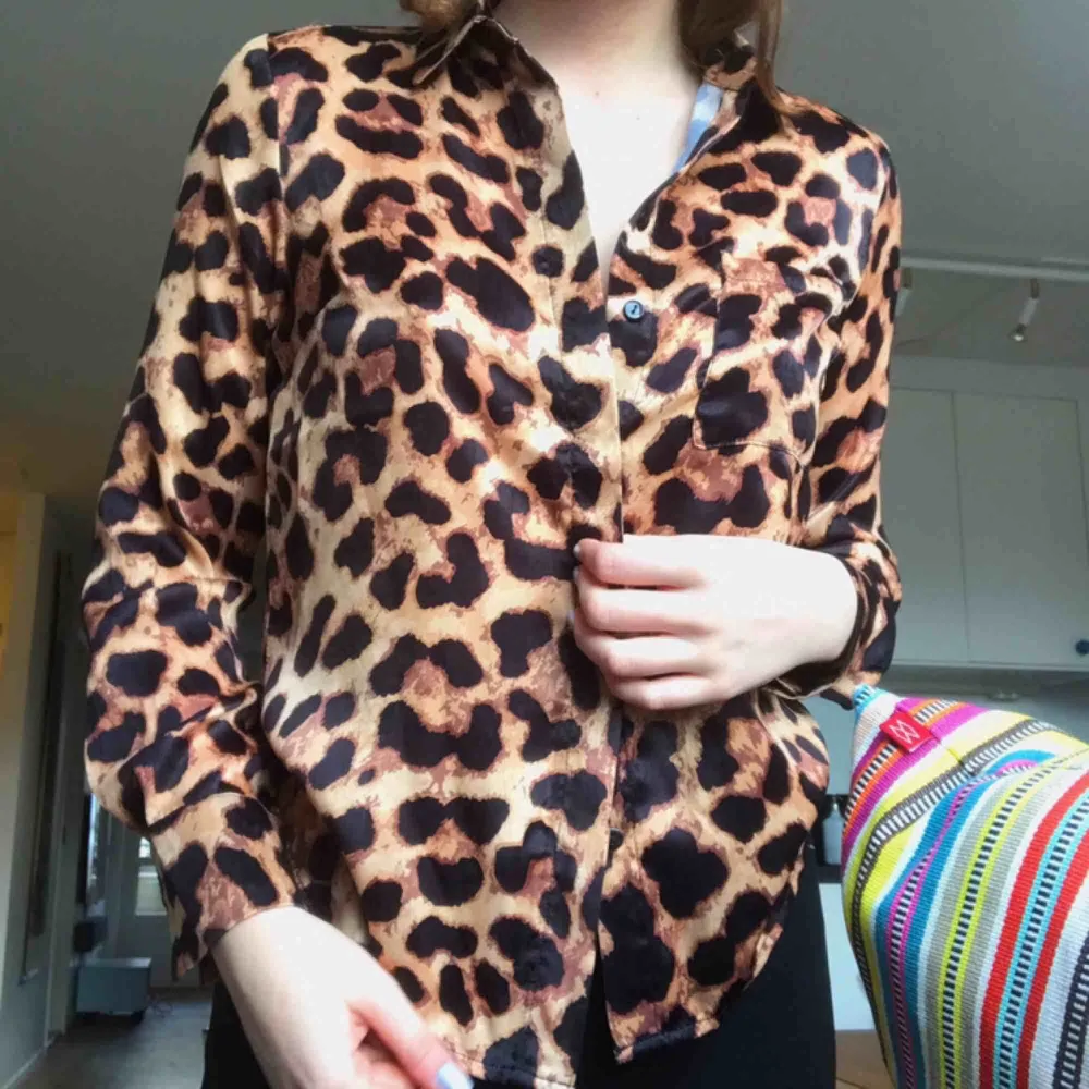 Säljer en leopardskjorta i typ silkesmaterial! knappt använd. kan mötas upp i sthlm eller frakta! skriv för fler bilder☺️. Skjortor.