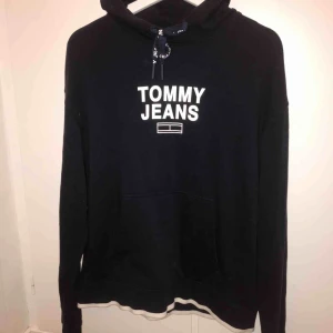 Marinblå Tommy Hilfiger Hoodie S - knappt använd bara legat å skräpar i en låda, säljes pga passar inte mig! Den är S men skulle säga att den sitter mer som en M. Supersnygg marinblå tommy-hoodie, riktigt skön också! 