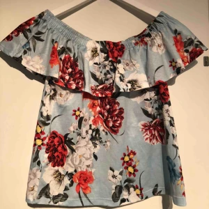  - Topp från Gina Tricot. Endast använd ett fåtal gånger, fint skick. Möts i Uppsala.