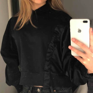  - Superfin svart hoodie med glansigt tyg vid midjan/armhålan 🥰 Nytt skick :)