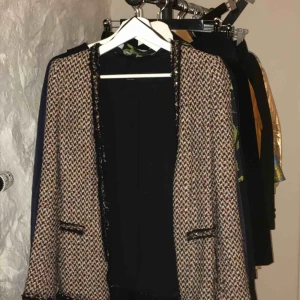  - Chanel inspirerad kavaj i multicolor med nitar 