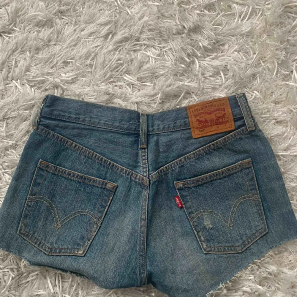 mycket Sparsamt använd Levis shorts. Nypris 549kr köpta i Levis butik i Västerås. Storlek W25. Shorts.