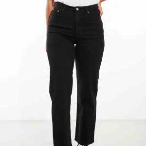  - Levis Ribcage straight ankle jeans i svart. Storlek 24 och längd 27. Endast testade och dom sitter så fint! Vet bara att jag inte kommer använda dom då jag har så mkt jeans.  Nypris 1149:-  Frakt tillkommer 79kr