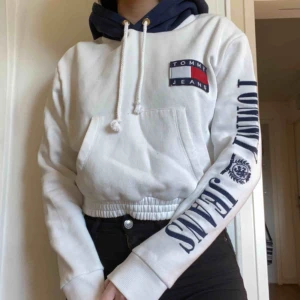  - Superfin Tommy Hilfiger hoodie! Är en XS men passar som både XS och S, säljer pågrund av att jag inte använder den längre💗
