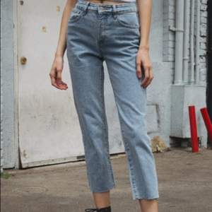 Millie medium wash jeans från Brandy Melville,använda men i fint skick :) Passar någon med ca 34 i storlek men lite stretchiga så 36 funkar också 