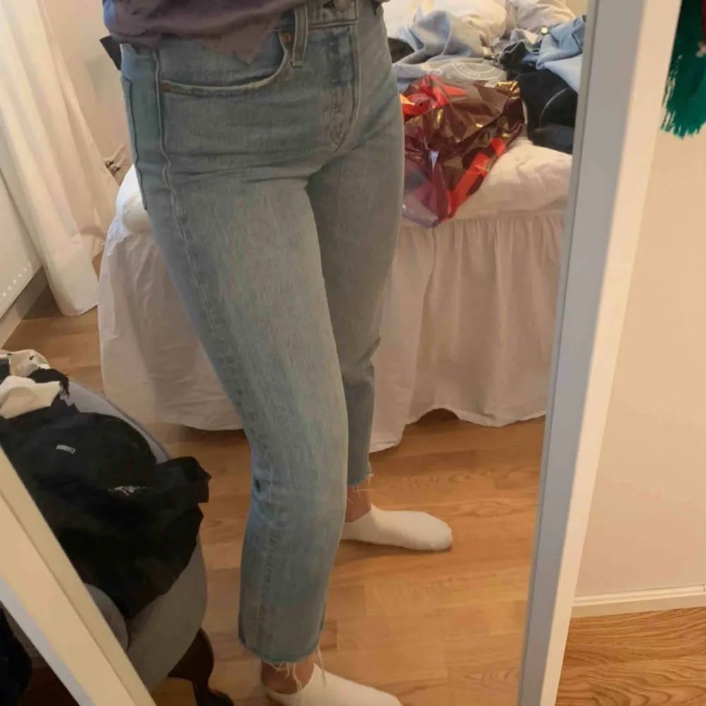 Säljer dessa snygga Levi’s jeans i storlek 28, dem passar mig som vanligtvis är en 26. Skriv om ni har fler frågor, köparen står för eventuell fraktkostnad. Jeans & Byxor.