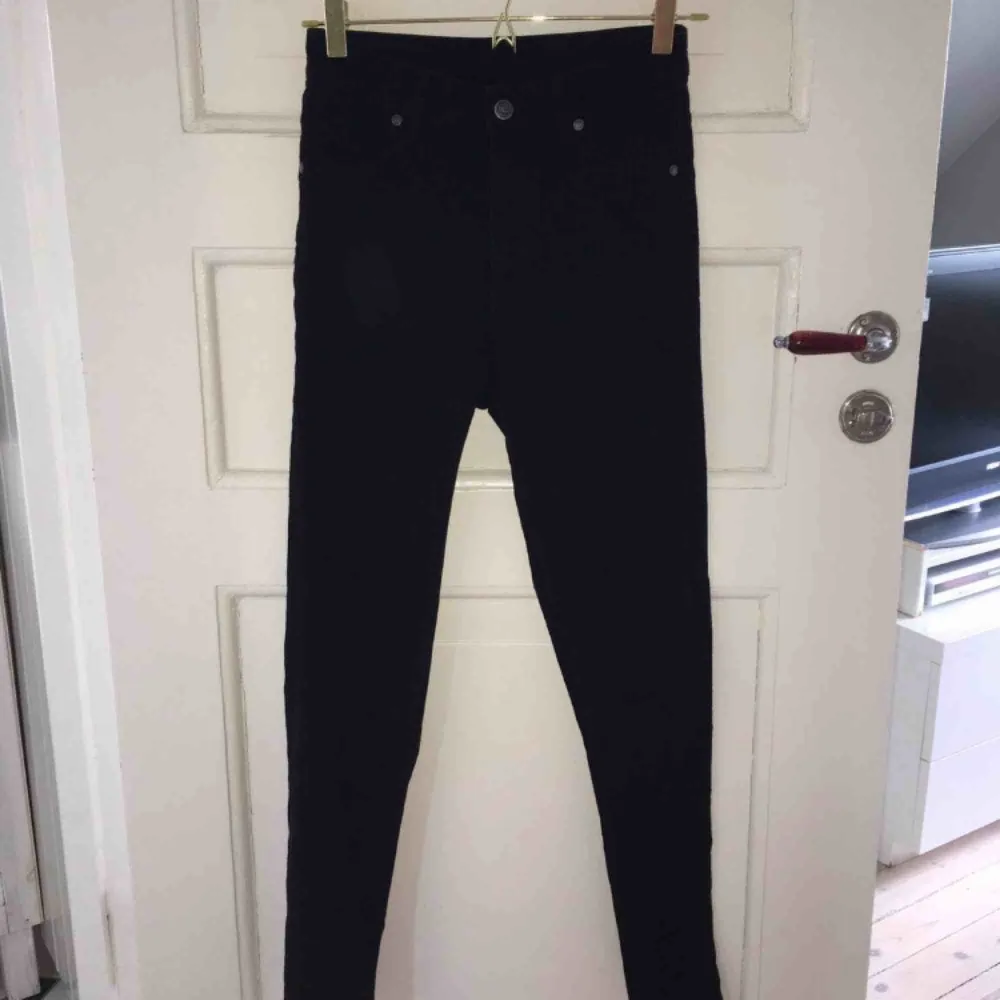 Svarta jeans från Cheap Monday Storlek 26/27 Stretch, slim fit. Jeans & Byxor.