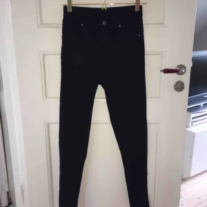  - Svarta jeans från Cheap Monday Storlek 26/27 Stretch, slim fit