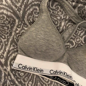  - Säljer min Ck bh då den är alldeles för liten för mig! Den är i väldigt bra skick då jag aldrig använt den pga jag beställde fel storlek från början. Köpt för 450 kr på boozt.com  köparen för frakten!
