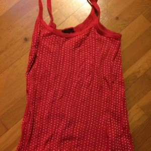  - Supersöt linne med små vita hjärtan. Storlek S men det är ganska stretchigt så borde funka på M också. Använt men i fint skick. Frakt: 42 kr i postens påse