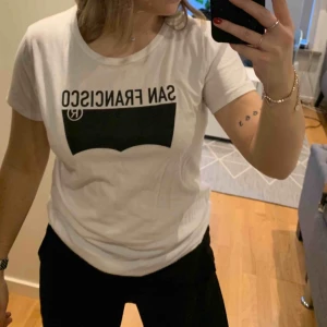  - T-shirt från Levis i bra skick. 