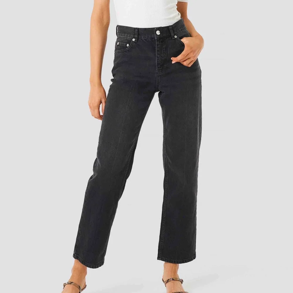 Super trendiga vida jeans från Nakd, Svarta och strl 34. Inpricip oanvända då jag beställde fel storlek! (Köparen står för frakten- 79kr) . Jeans & Byxor.