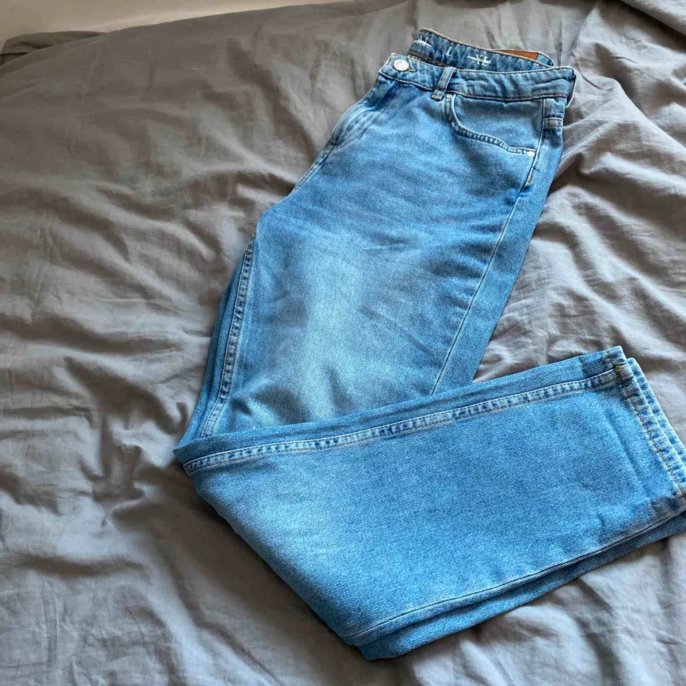Säljer dessa snygga boyfriend jeansen från bikbok, inköpta för 600kr. Väldigt fint skick, säljer pga är för stora för mig. Köparen står för frakten💕. Jeans & Byxor.