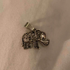  - Söt berlock ca 2cm bred🐘