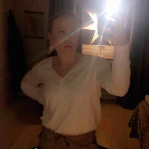  - Säljer denna vita topp  Har ej fler bilder men om du är intresserad kan jag fixa
