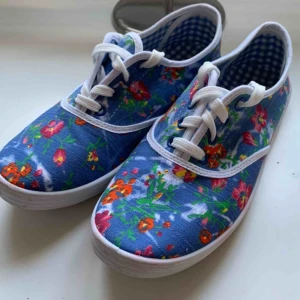  - Ett par fina blommiga skor. Aldrig använda. Frakt tillkommer.💗