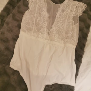 Vit spets body  - Jättefin body med spets. Storlek s 