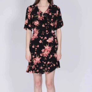  - Omlott klänning från just Female i storlek xs, passar även s. Nypris 1299kr