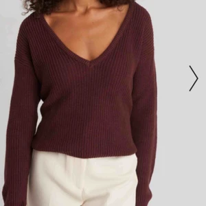  - Jättefin v-ringad stickad tröja från NA-KD i vinröd