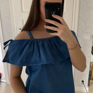  - Jeansblus från zara i storlek 13-14 år passar xs. Pris 60kr frakt ingår!