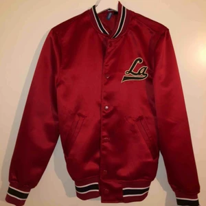  - Jacka köpt på hm för 500kr, knappt använd och i bra skick