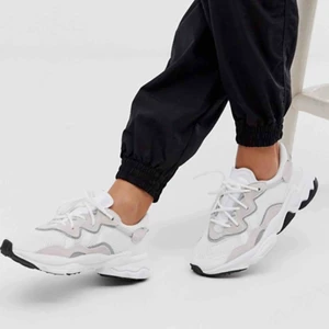  - Adidas Ozweego i färgen cloud white/cloud white/core black i storlek 35. Köpta för 1200kr.  Använda tre gånger under en resa.  Bjuder på frakt enbart vid snabb affär; betalning via swish