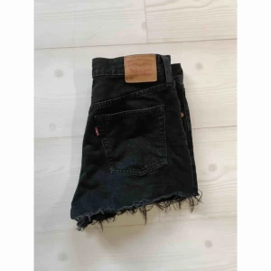  - Snygga Levis shorts, knappt använda.  Storlek 28