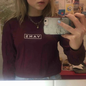  - Säljer min superfina Vans tröja, haft den i ungefär 1 år i garderoben så tror ej den säljs längre i affär. Den är aldrig använd! Frakt tillkommer💕 hör gärna av er med frågor osv☀️💕