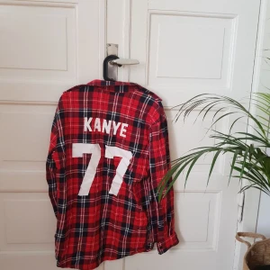 Les Artists st.L - Flanellskjorta i st.L 💛 Skjortan är i väldigt gott skick då den endast är använd som en knuten detalj i midjan under danstävlingar 😊 Priset kan definitivt diskuteras!